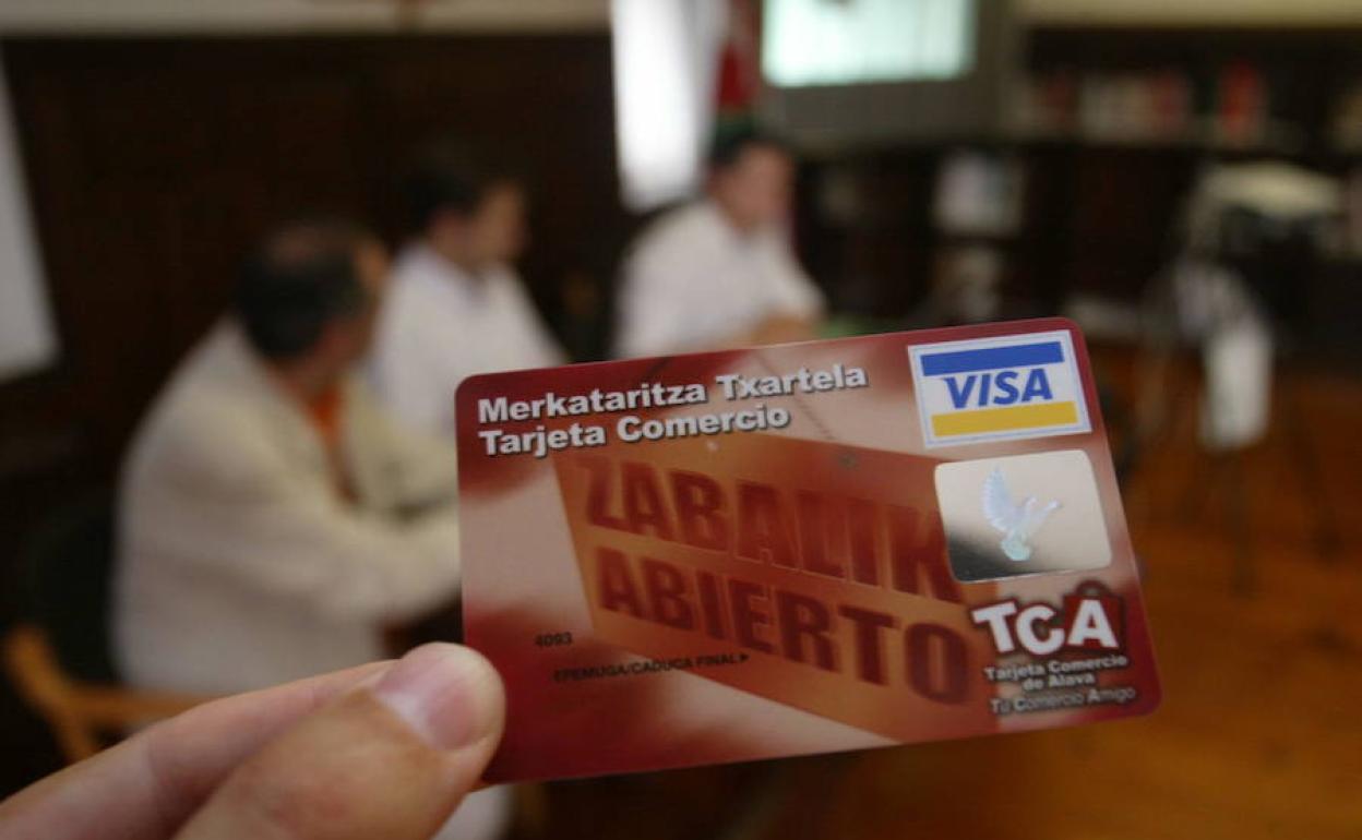 Tarjeta de crédito en un establecimiento. 