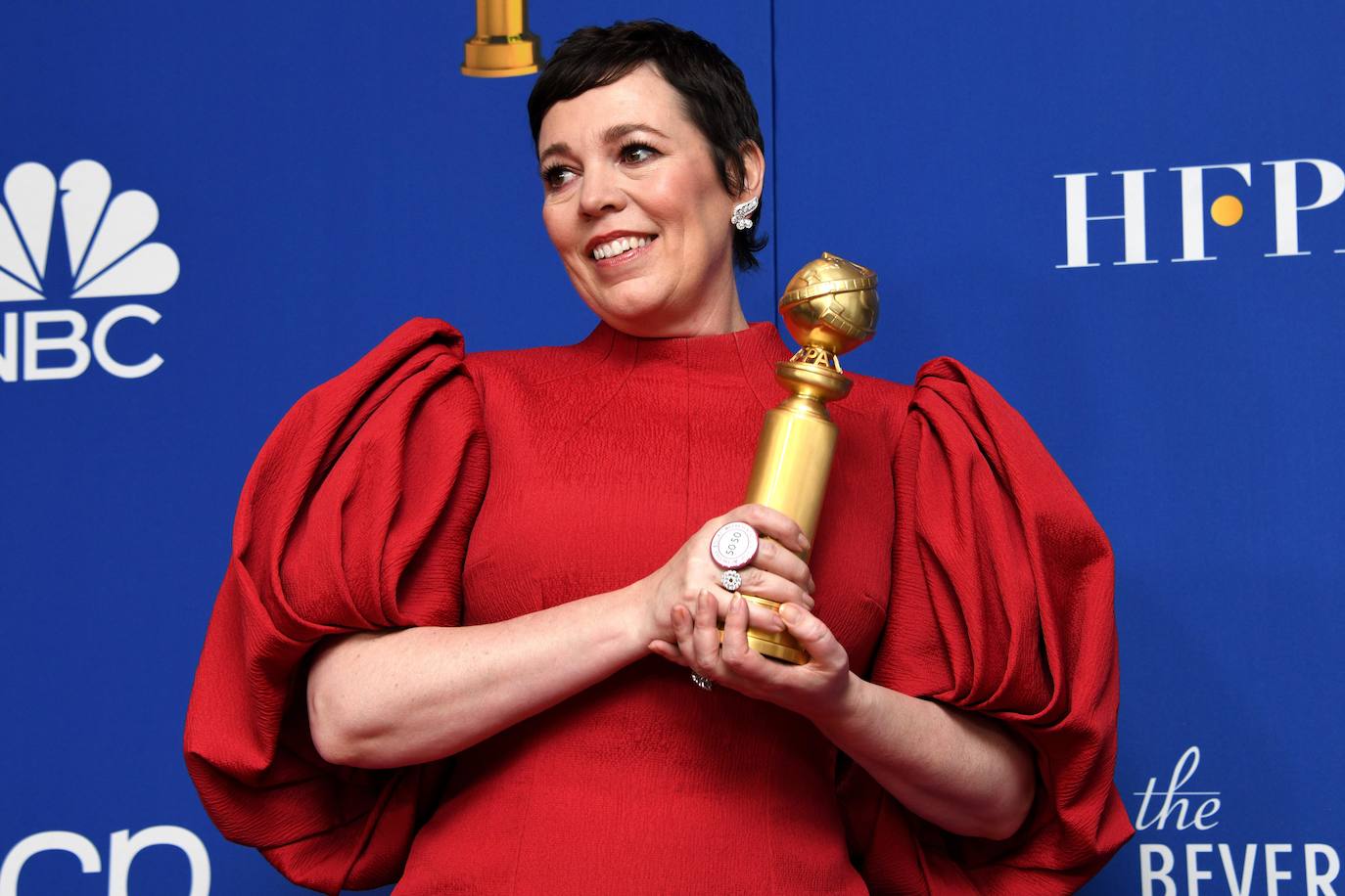 La británica Olivia Colman, mejor actriz dramática por su papel de la reina Isabel II en 'The Crown'.