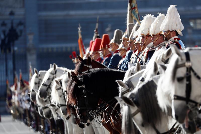 El Rey pasa revista a las tropas de la Guardia Real con motivo de la Pascua Militar