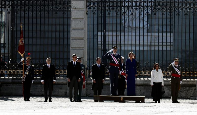 Los Reyes, junto al presidente del Gobierno en funciones, Pedro Sánchez