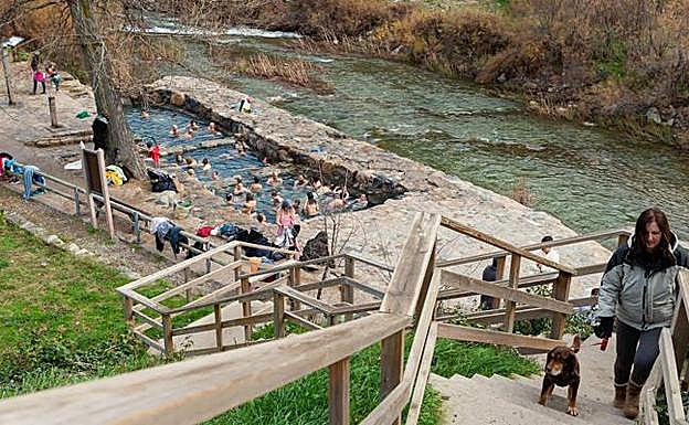 Panorámica de las pozas de Arnedillo, repletas de visitantes, al lado del río Cidacos.