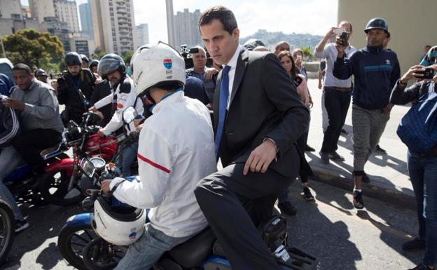 FOTO: Guaidó se sube a una moto para dirigirse al Palacio Legislativo. | VÍDEO: Guaidó repite como presidente encargado. 