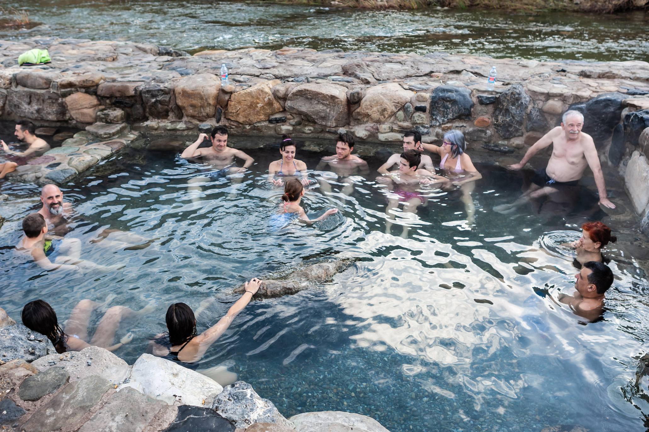 Las pozas de Arnedillo, con sus aguas cálidas, son un insólito reclamo para el turismo incluso en el frío invierno.