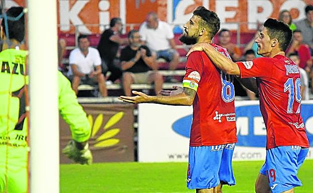 Sergio Parla, con el brazalete de capitán, celebra el primer gol de la presente temporada, que anotó de penalti.