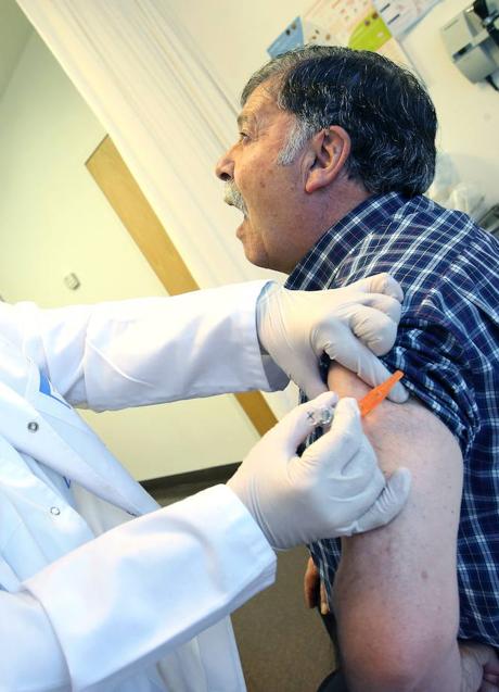 Imagen - Una enfermera pone la vacuna contra la gripe en la última campaña de vacunación.