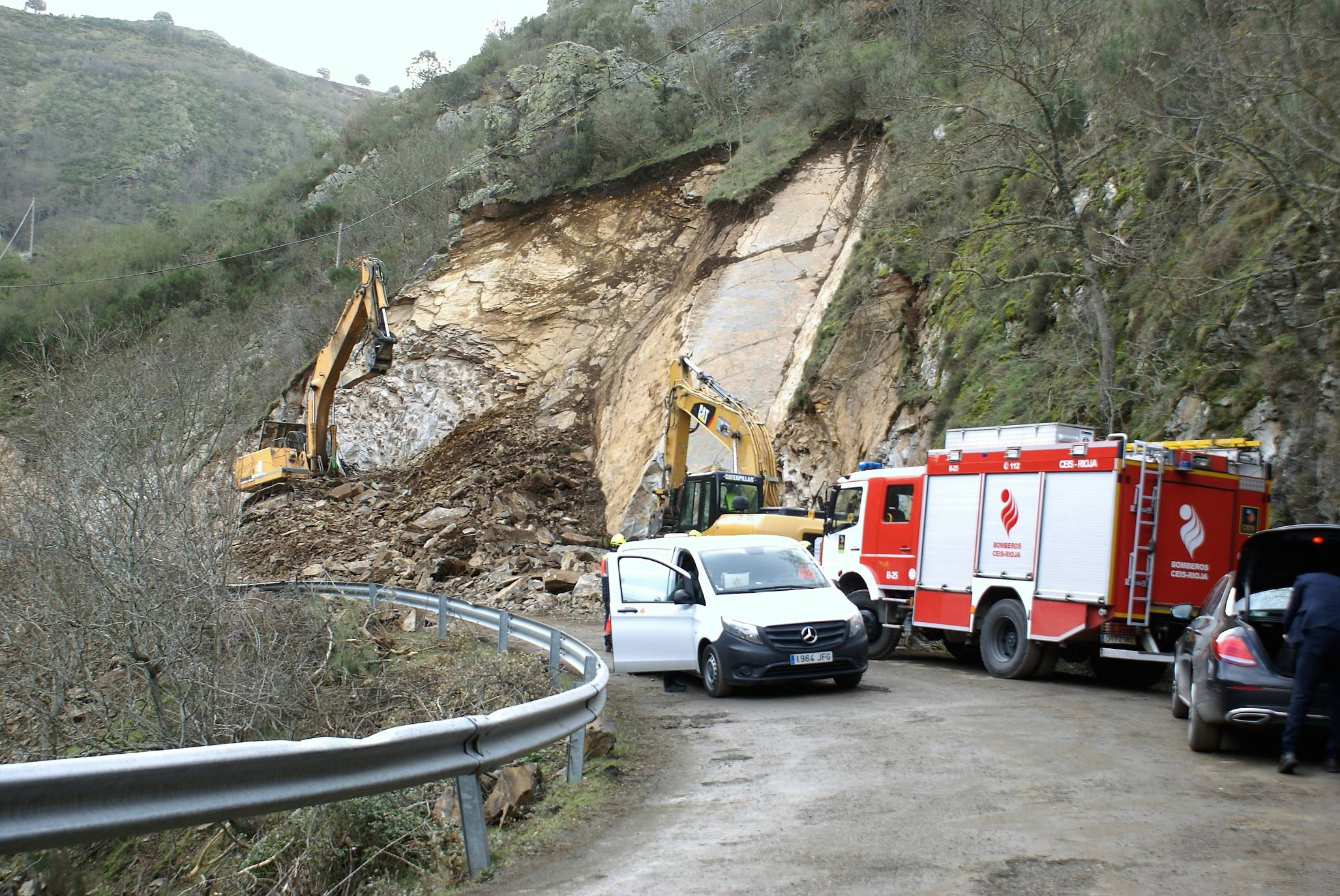 Fotos: Fallece un operario en un desprendimiento en las obras de la LR-113