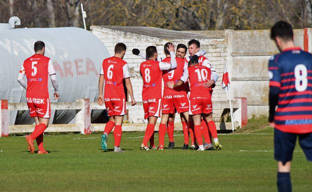 Los jugadores del Varea celebran uno de sus goles. 