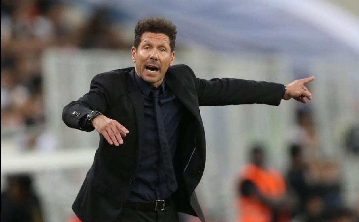 Simeone da indicaciones durante la final de la Supercopa de España. 