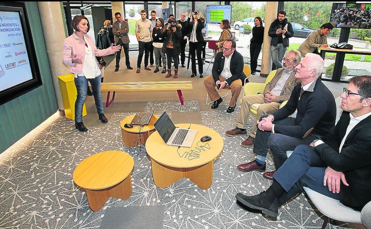 El alcalde y el concejal de Medio Ambiente, junto a los responsables de Ecoembes, profundizan en los detalles de uno de los proyectos en marcha.