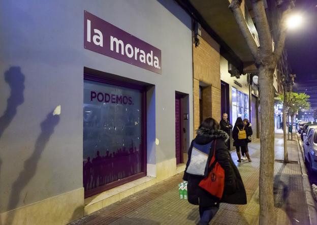 Fachada de la sede de Podemos en la calle Lardero de Logroño, ayer. :: sonia tercero