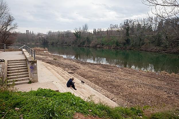 Estado actual del embarcadero del Ebro a su paso por Logroño, prácticamente inutilizado desde hace años.