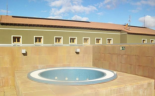 Jacuzzi exterior en el balneario.