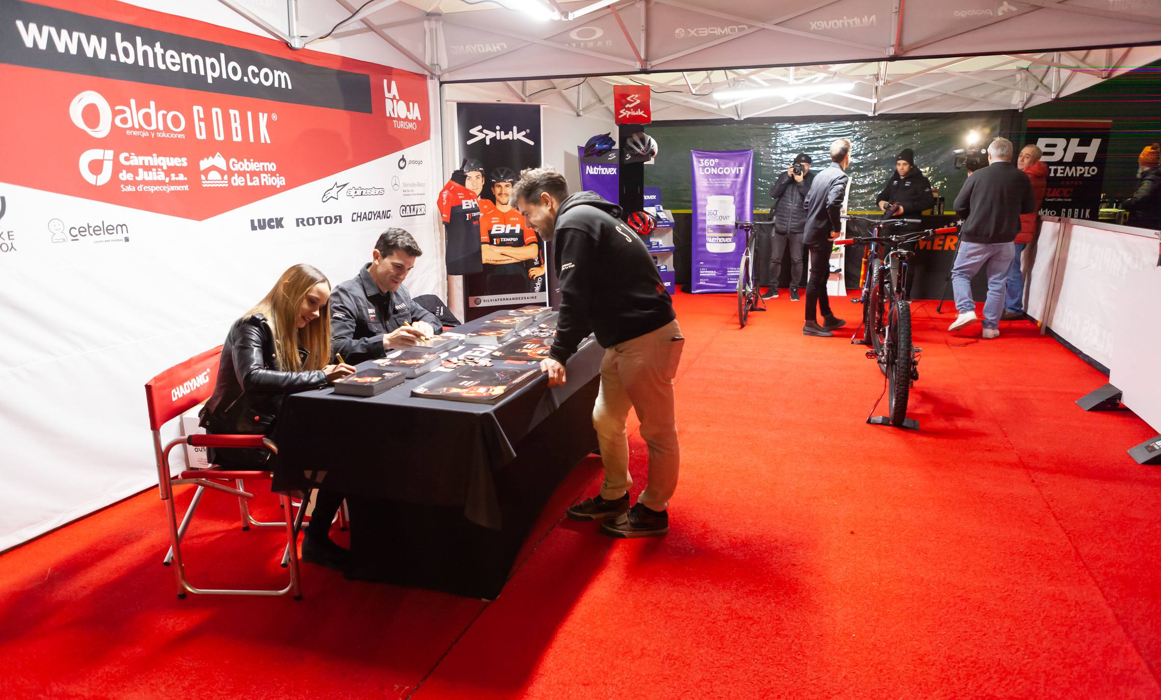 Presentación del equipo BH Templo Cafés UCC de bicicleta de montaña