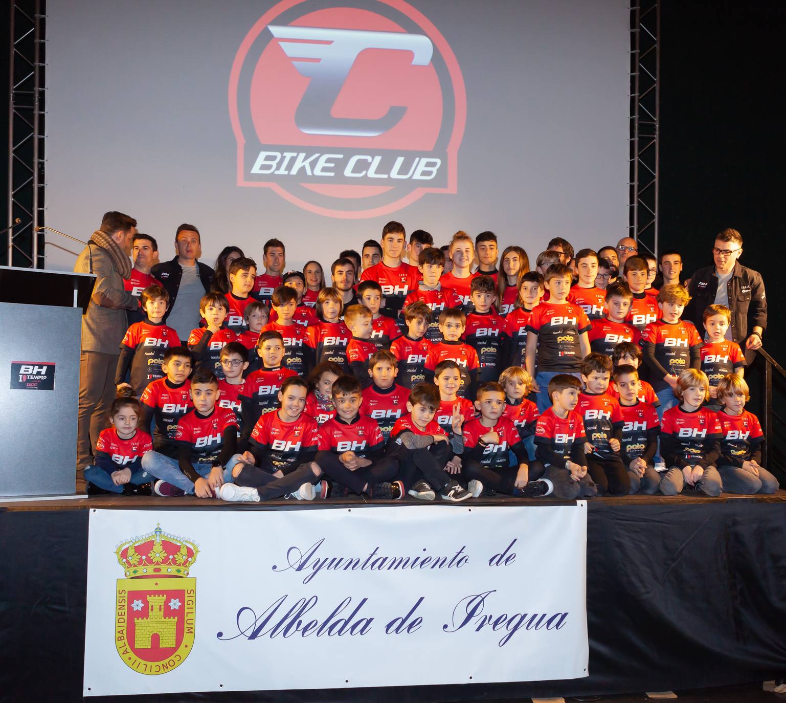 Presentación del equipo BH Templo Cafés UCC de bicicleta de montaña