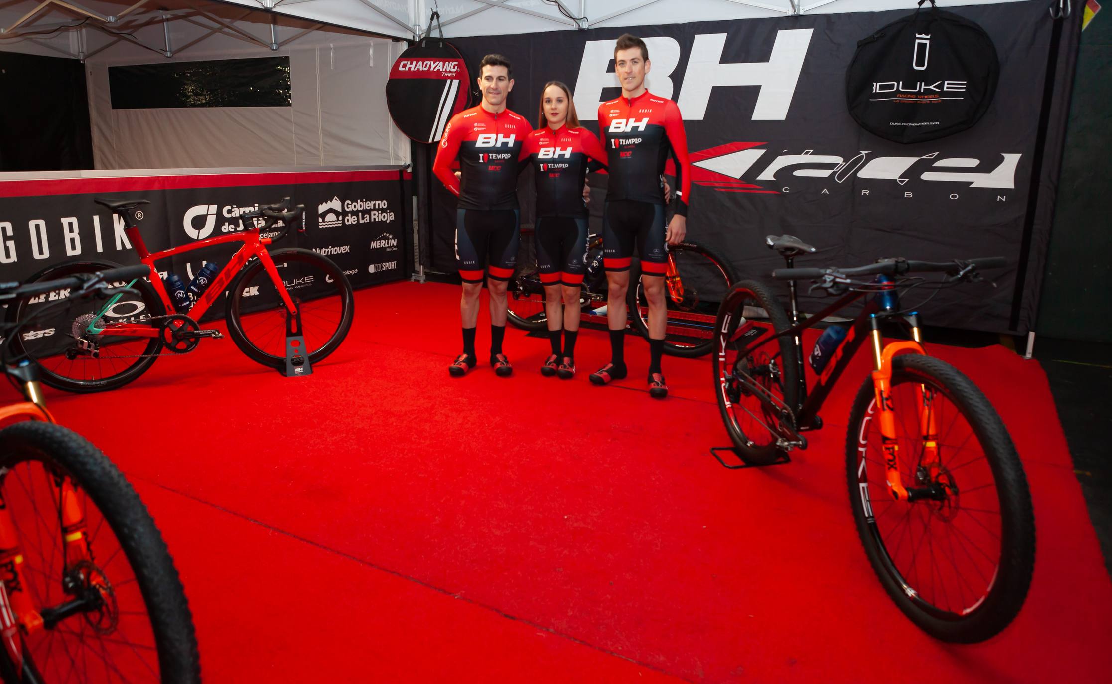 Presentación del equipo BH Templo Cafés UCC de bicicleta de montaña
