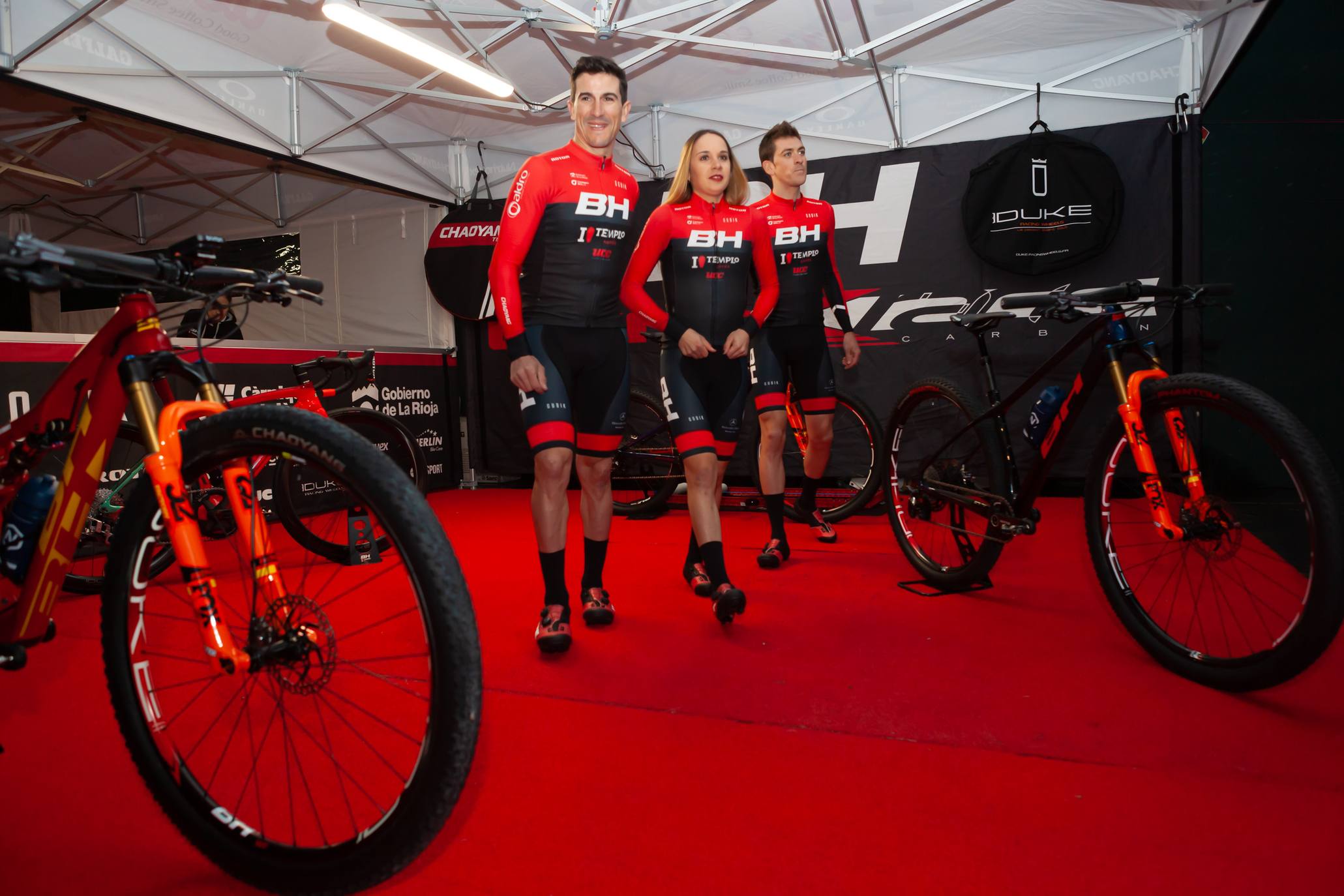 Presentación del equipo BH Templo Cafés UCC de bicicleta de montaña