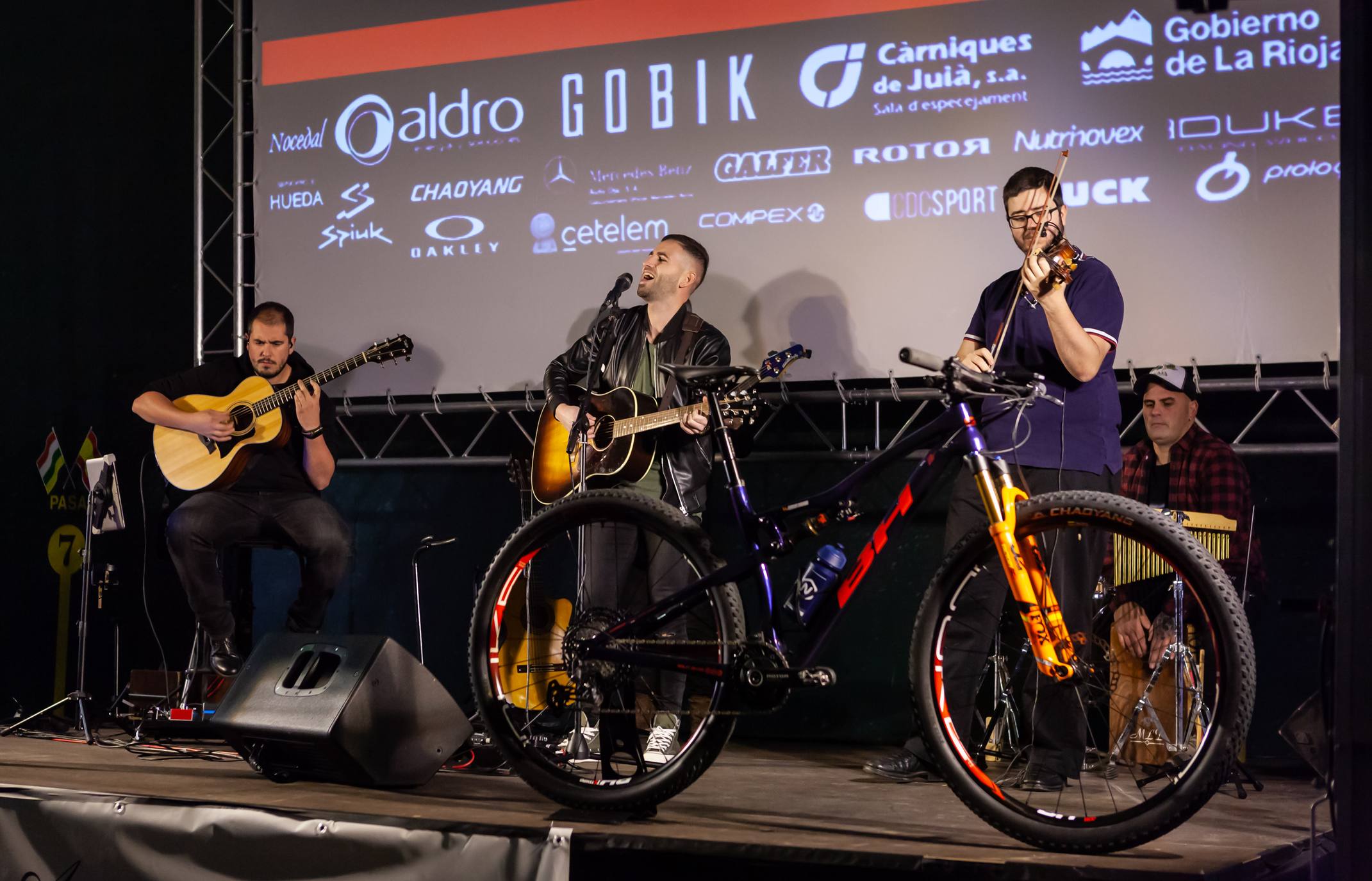 Presentación del equipo BH Templo Cafés UCC de bicicleta de montaña