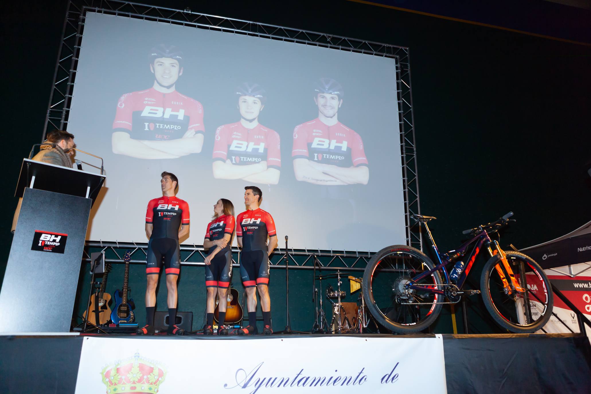 Presentación del equipo BH Templo Cafés UCC de bicicleta de montaña