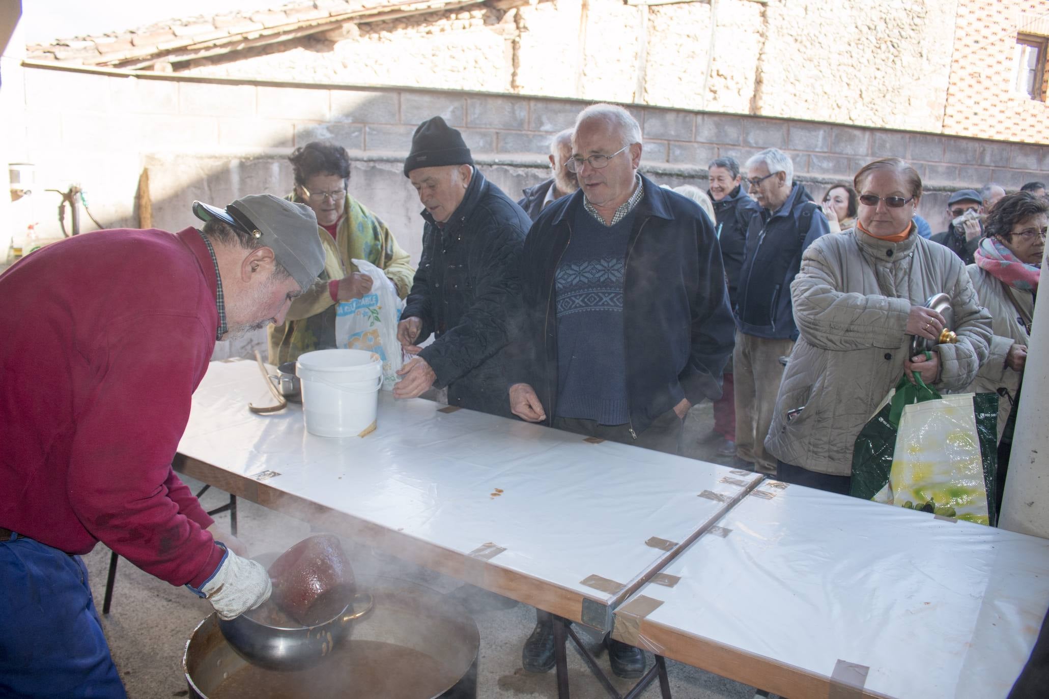 Ojacastro reparte 2.000 raciones de habas por San Antón