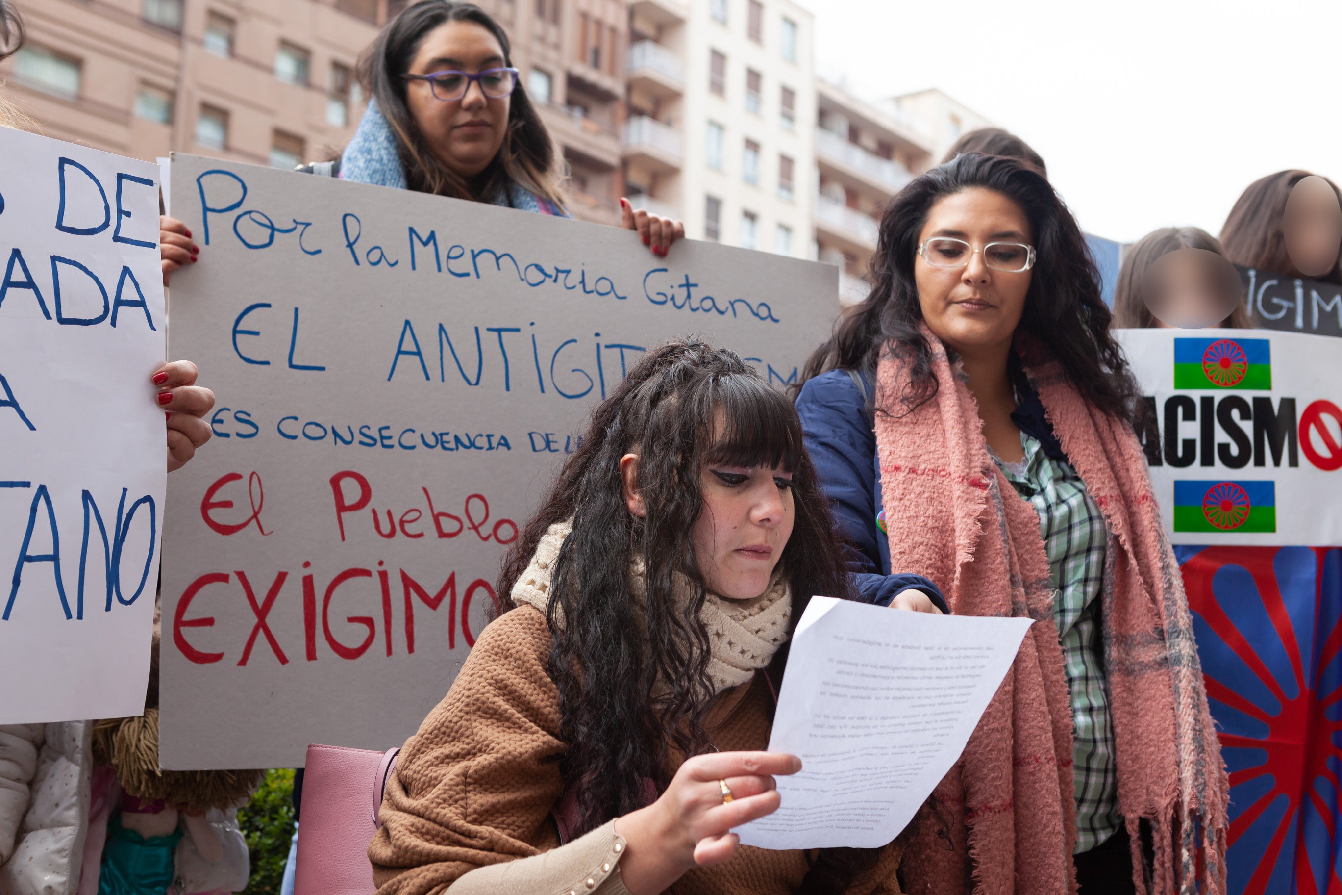 Medio centenar de personas se han manifestado este sábado pacíficamente junto a la Fuente de los Riojanos Ilustres de Logroño para pedir que tanto en la estatua del Marqués de la Ensenada como en las calles, parques y plazas que llevan su nombre se informe a la población de que fue un «genocida antigitano».