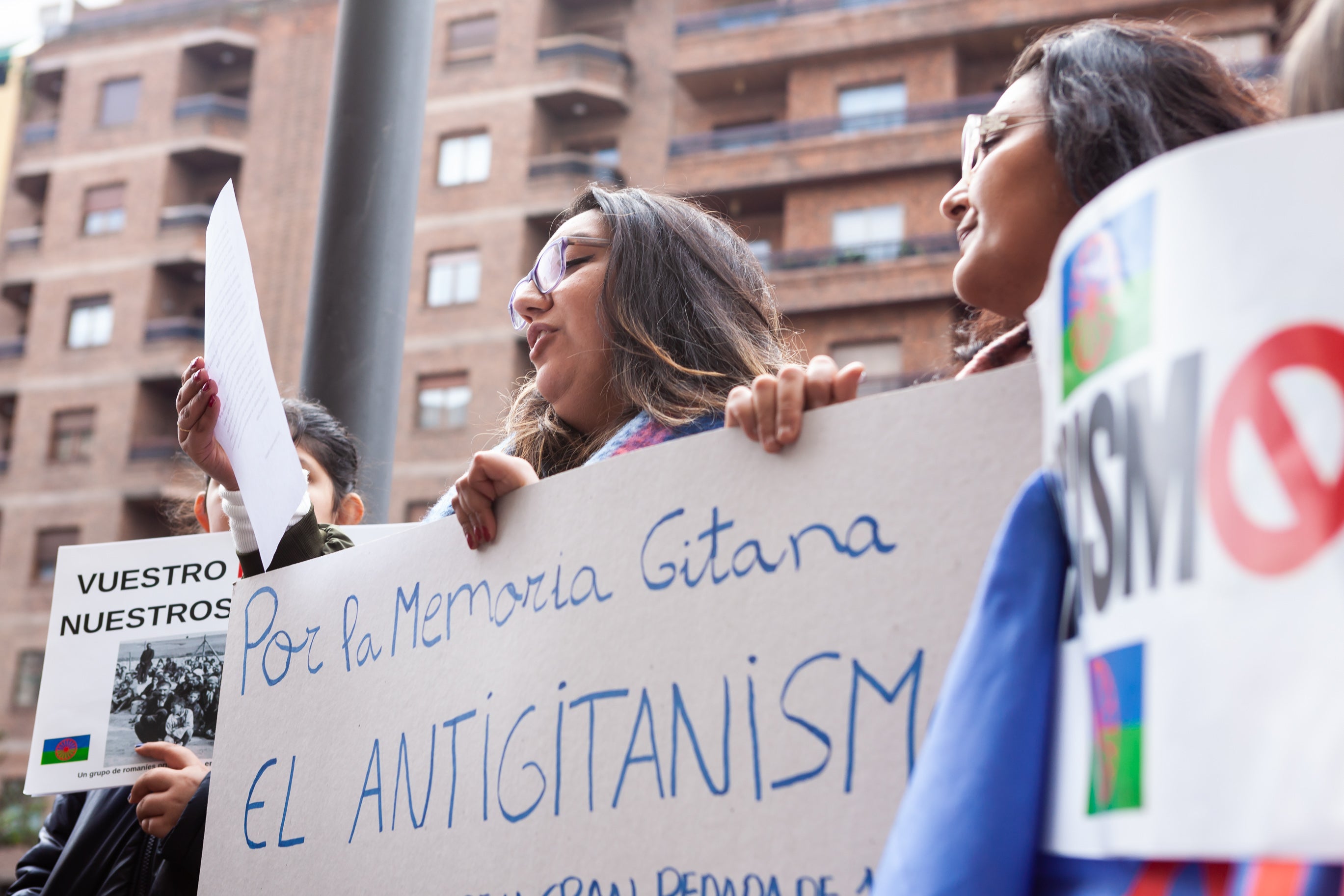 Medio centenar de personas se han manifestado este sábado pacíficamente junto a la Fuente de los Riojanos Ilustres de Logroño para pedir que tanto en la estatua del Marqués de la Ensenada como en las calles, parques y plazas que llevan su nombre se informe a la población de que fue un «genocida antigitano».