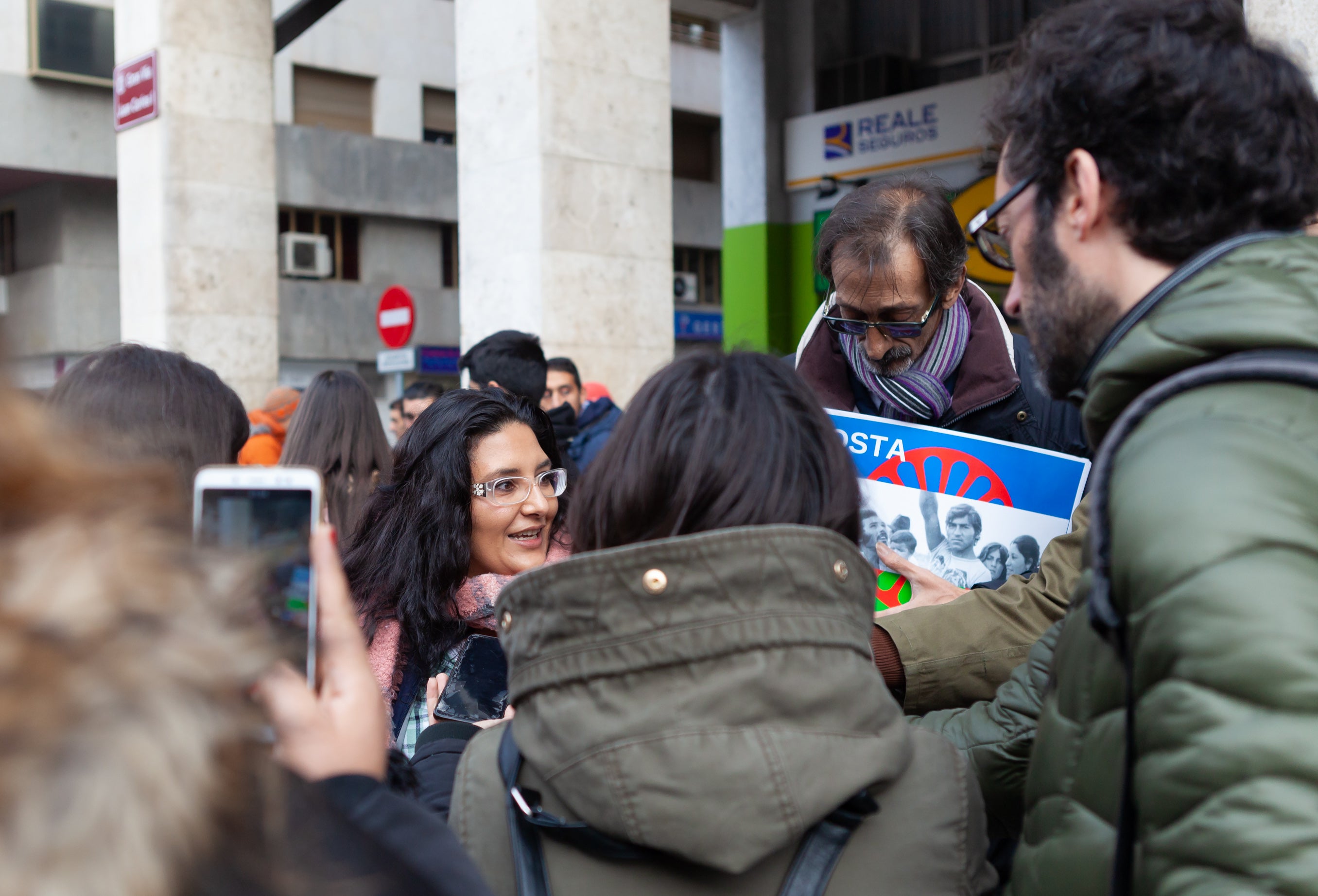 Medio centenar de personas se han manifestado este sábado pacíficamente junto a la Fuente de los Riojanos Ilustres de Logroño para pedir que tanto en la estatua del Marqués de la Ensenada como en las calles, parques y plazas que llevan su nombre se informe a la población de que fue un «genocida antigitano».