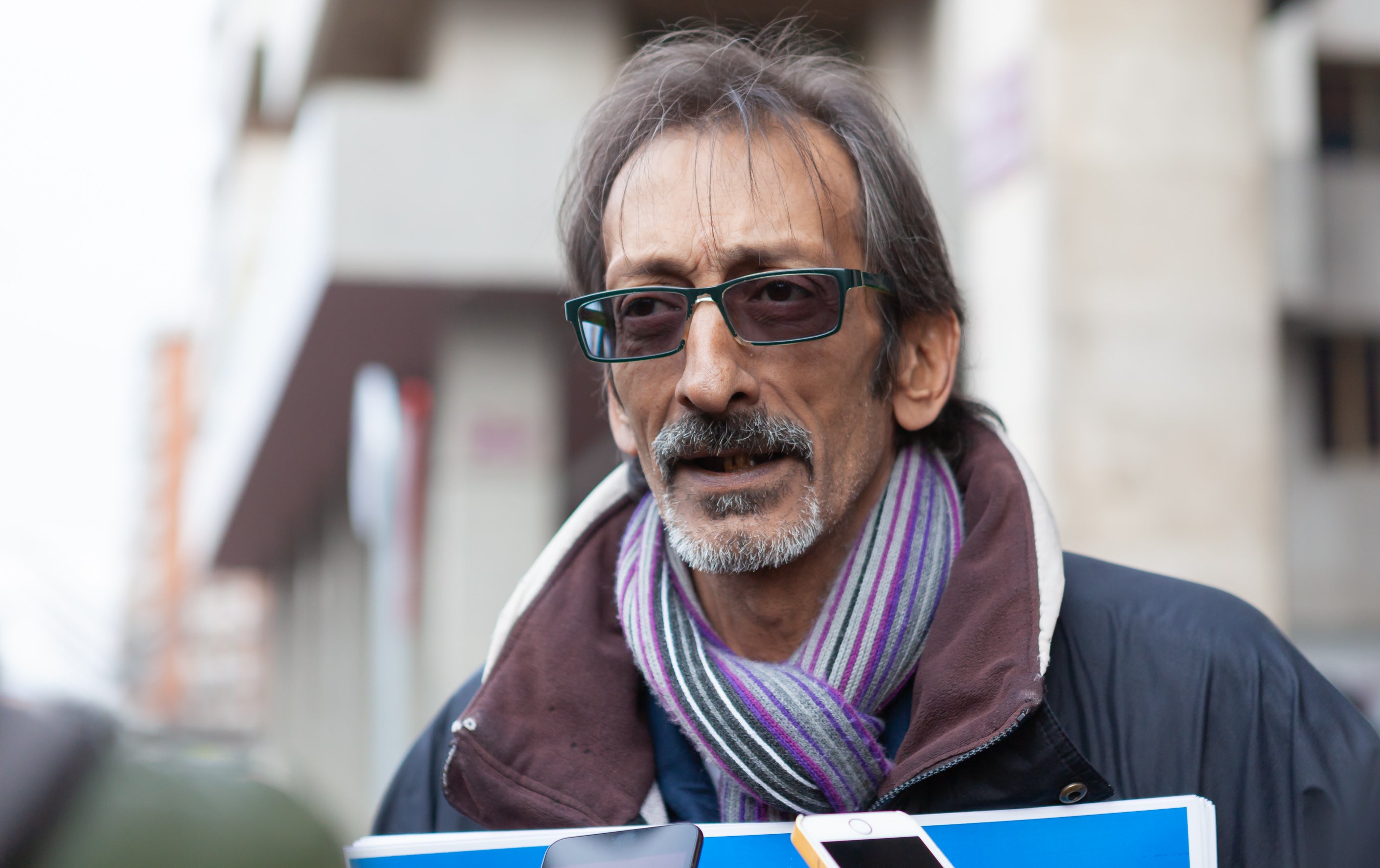 Medio centenar de personas se han manifestado este sábado pacíficamente junto a la Fuente de los Riojanos Ilustres de Logroño para pedir que tanto en la estatua del Marqués de la Ensenada como en las calles, parques y plazas que llevan su nombre se informe a la población de que fue un «genocida antigitano».