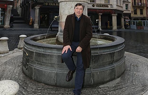 Tomás Guitarte, en la fuente del Torico, en la plaza del mismo nombre de Teruel, emblema de la ciudad aragonesa. ::