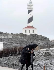 Imagen secundaria 2 - Temporal marino en Ibiza (arriba). Inundaciones en Ibiza (medio). La lluvia cayó en Menorca.