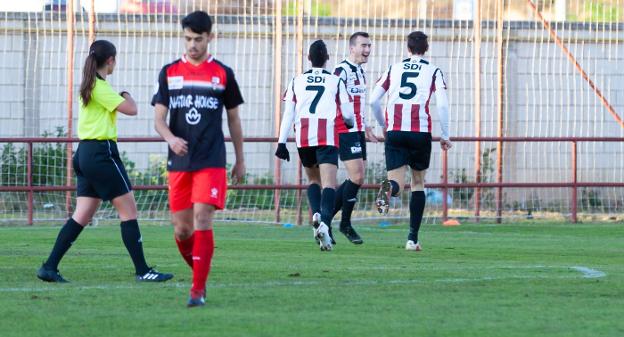 Imanol, Naceur y Murias celebran el gol del primero. Un gol decisivo que comenzó a desnivelar el encuentro a favor de los locales. 