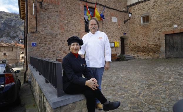 Jacqueline y Ricardo, felices en Los Cucharones de Pradillo. Cocineros y apasionados, ex del Soldado de Tudelilla y La Moncloa, desde hace cuatro años dirigen Los Cucharones, restaurante y bar de un pueblo de carretera en un entorno único en el que el gas llega desde Navarra. «Hacemos lo que nos gusta y disfrutamos, pero es todo más difícil que en una ciudad», admiten.