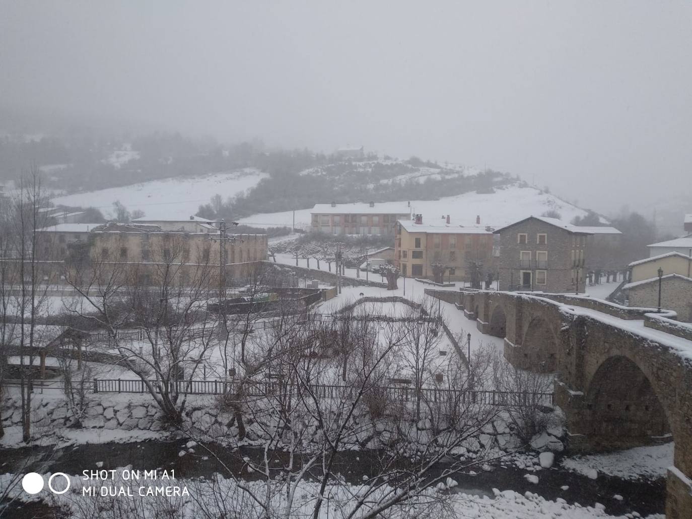 Tal y como anunció ayer la Aemet, los riojanos somos testigos hoy de la alerta amarilla por nieve