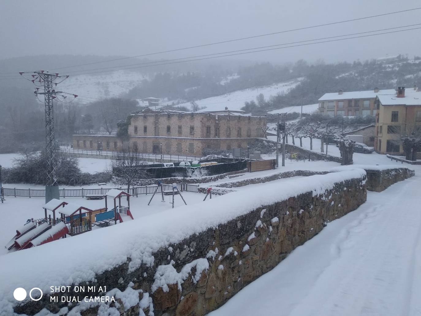 Tal y como anunció ayer la Aemet, los riojanos somos testigos hoy de la alerta amarilla por nieve