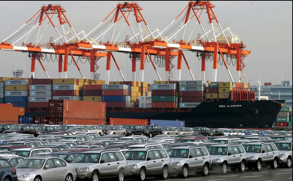 Vehículos preparados para ser exportados en un muelle de Tokio.