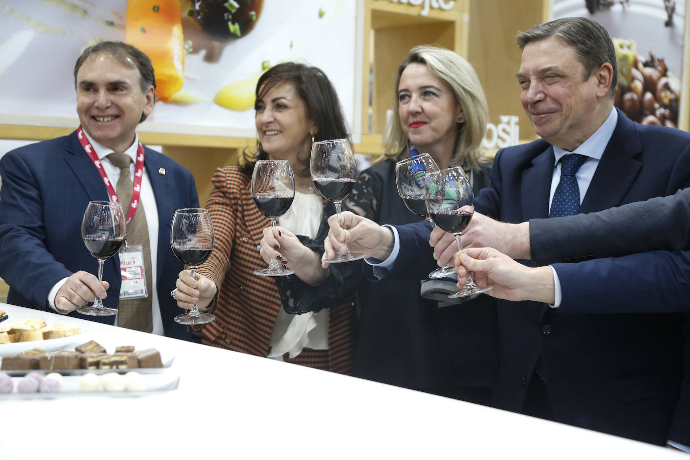 Galería de imágenes de la inauguración del estand de La Rioja, este jueves, con la visita del ministro de Agricultura Luis Planas y la presencia de la presidenta del Ejecutivo regional, Concha Andreu, y el alcalde de Logroño, Pablo Hermoso de Mendoza