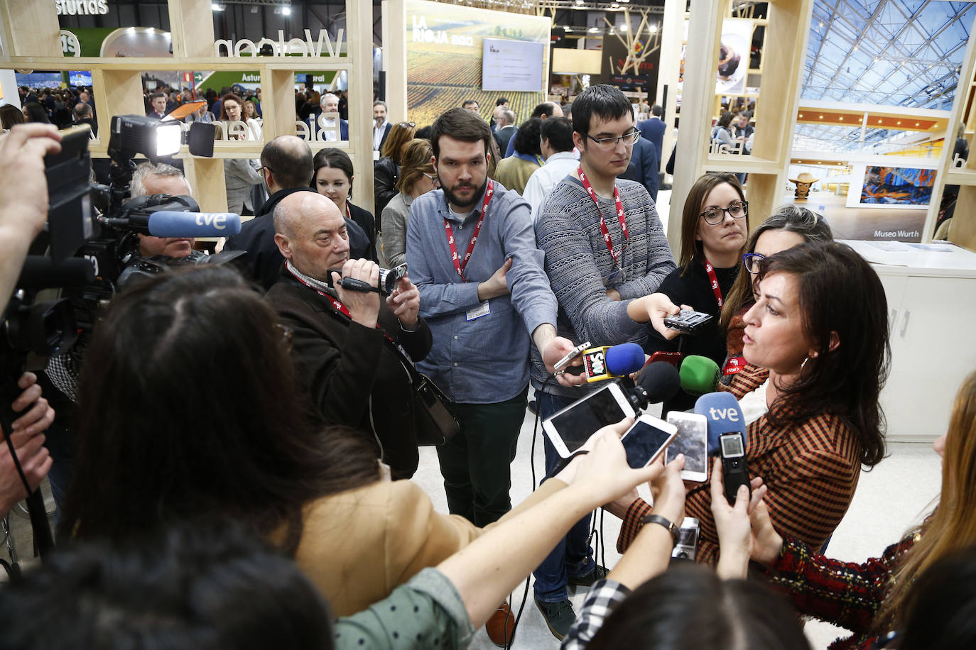 Galería de imágenes de la inauguración del estand de La Rioja, este jueves, con la visita del ministro de Agricultura Luis Planas y la presencia de la presidenta del Ejecutivo regional, Concha Andreu, y el alcalde de Logroño, Pablo Hermoso de Mendoza