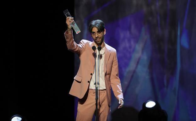 Don Patricio recogiendo el premio a la mejor canción.