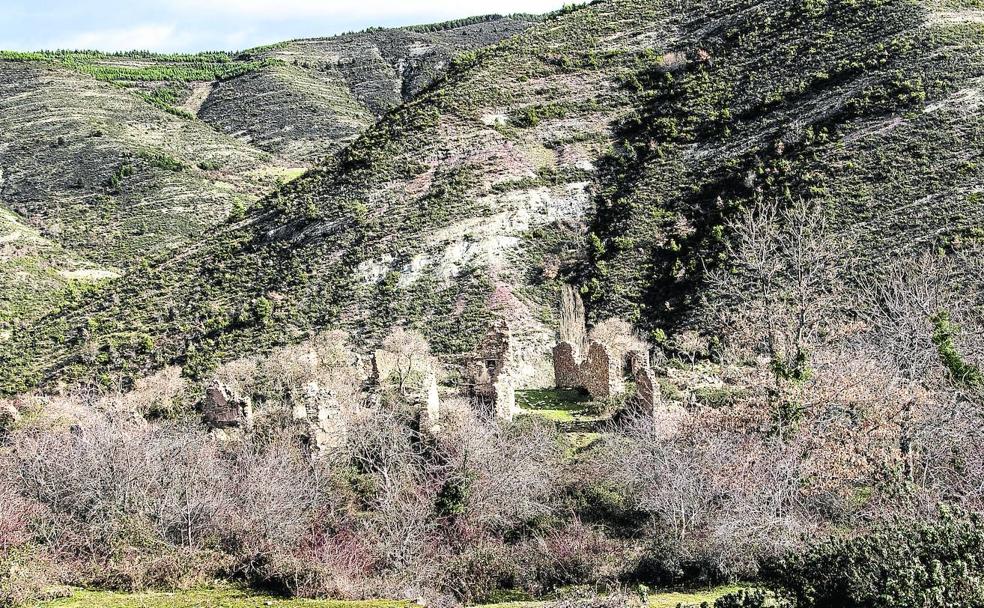 Avellaneda, aldea de San Román ya derruida, se encuentra situado en el barranco del río Vadillos, en pleno Camero Viejo.