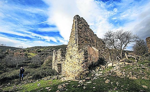 Antonio posa junto a la casa de 'los americanos'.