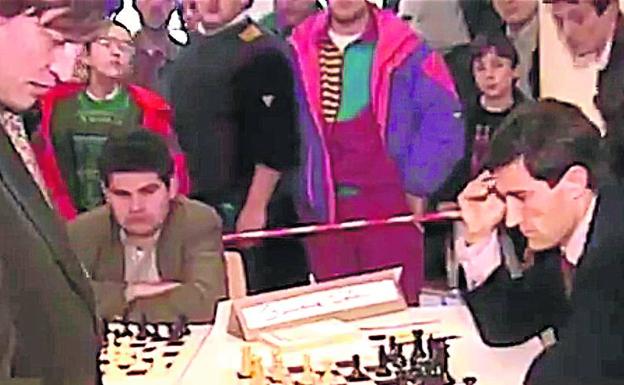 Kárpov frente Setién, en una partida simultánea disputada en Autol, en 1991.