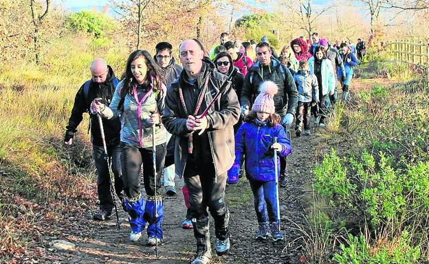 Mayores y niños participaron en la Subida a las Neveras.