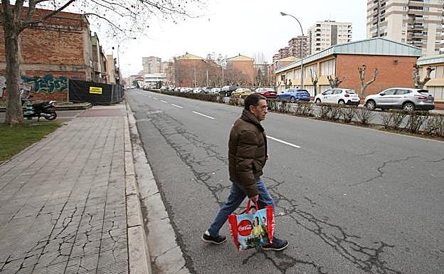 Obligados a cruzar por medio de la avenida por el corte