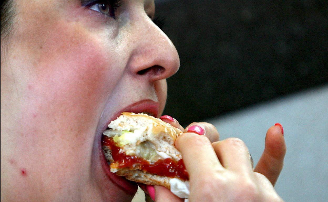 Una mujer come una hamburguesa en Londres.