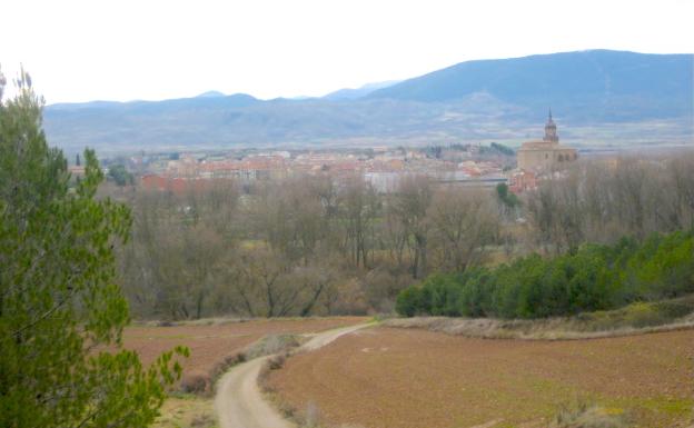 Vista de Murillo de Río Leza desde un camino procedente de Agoncillo