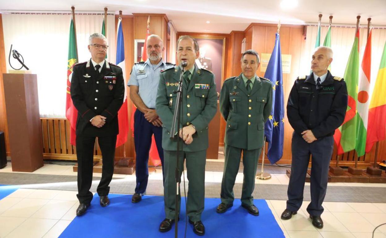 El General Francisco Espinosa, acompañado de mandos de Francia, Italia y Portugal, este miércoles en rueda de prensa.