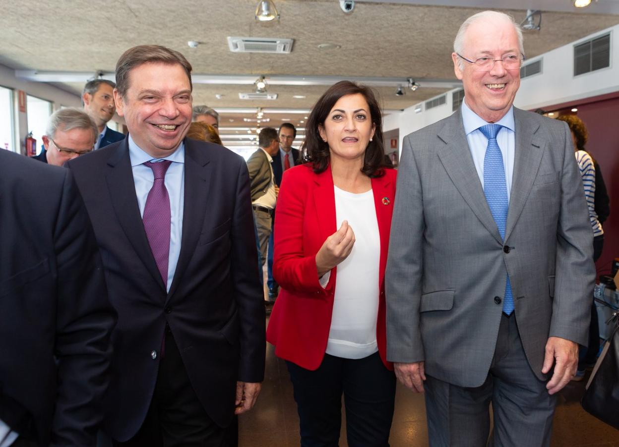 El ministro Luis Planas, con Concha Andreu y Fernando Salamero, en el Consejo Regulador. :: S. Tercero
