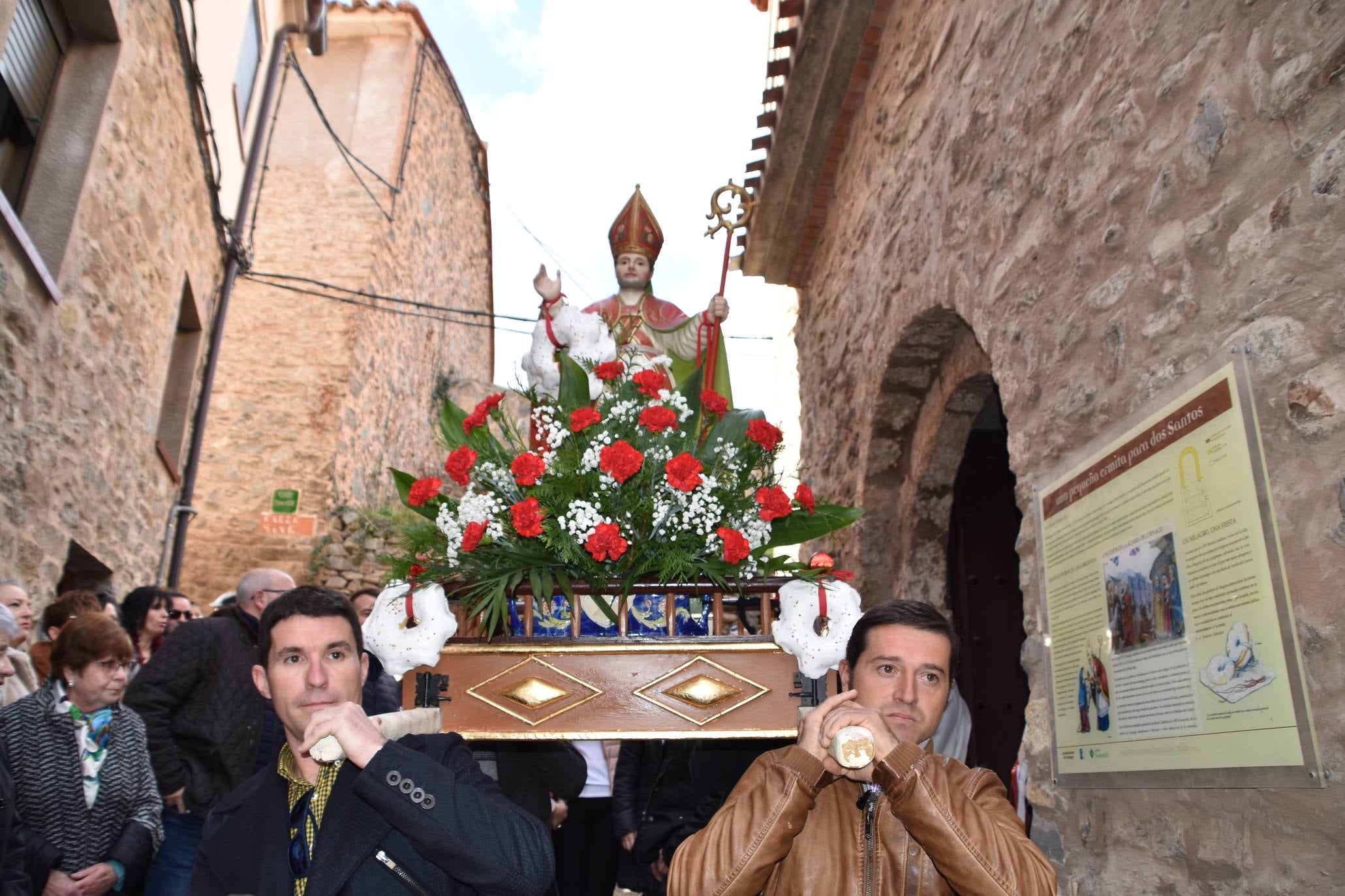 Fotos: Cornago celebra San Blas con procesión, misa, cordones rojos y roscos