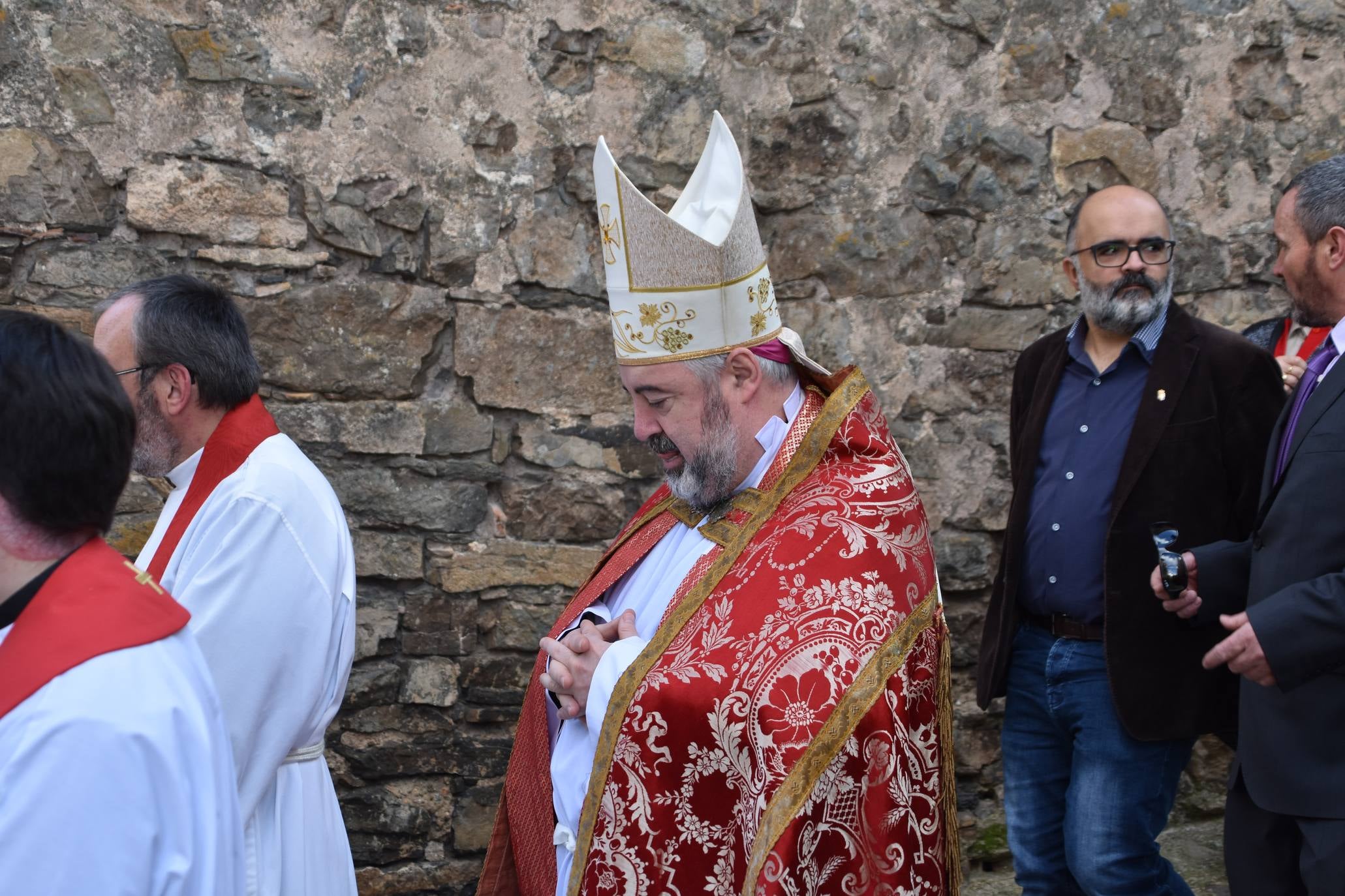 Fotos: Cornago celebra San Blas con procesión, misa, cordones rojos y roscos