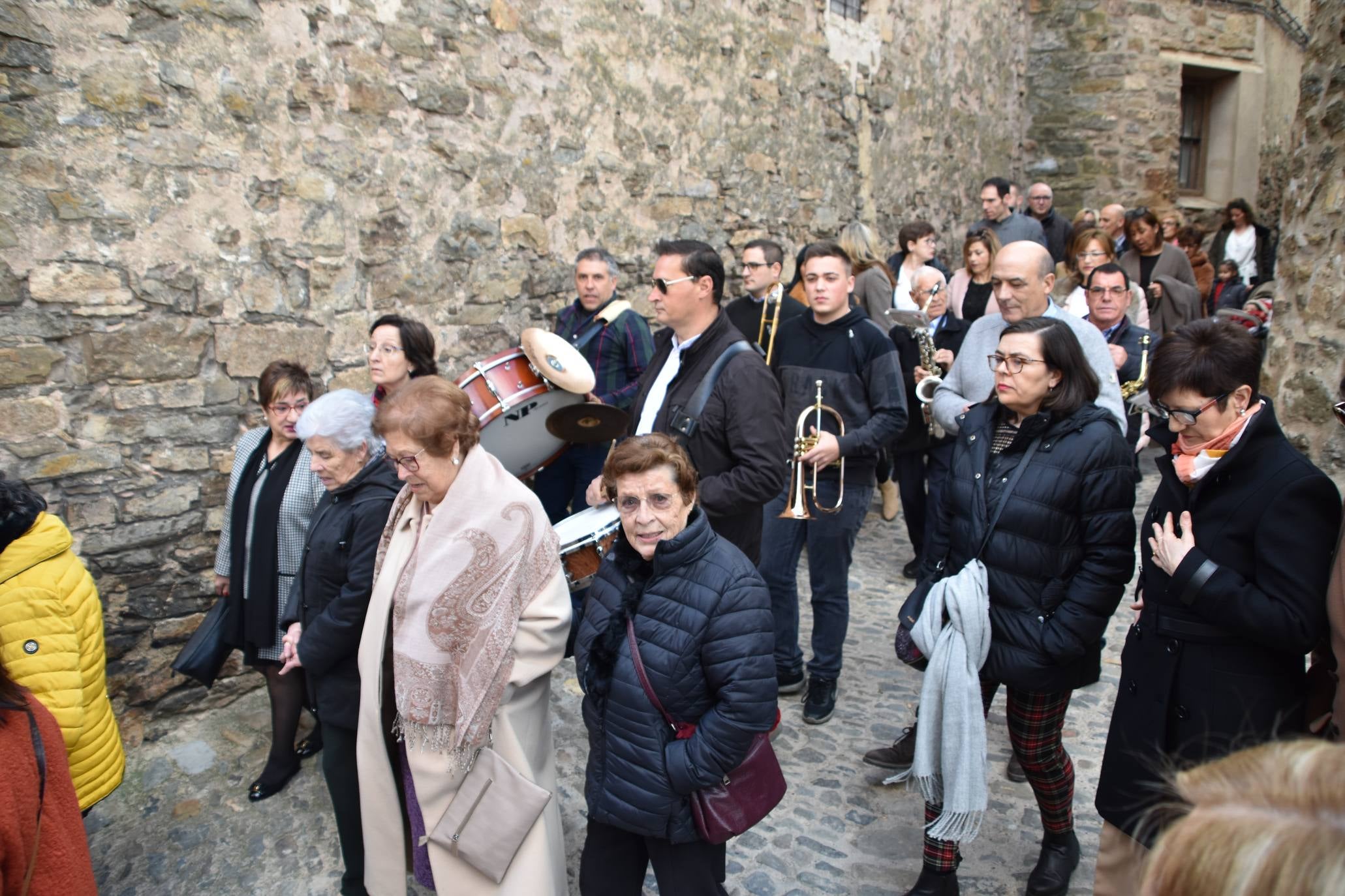 Fotos: Cornago celebra San Blas con procesión, misa, cordones rojos y roscos