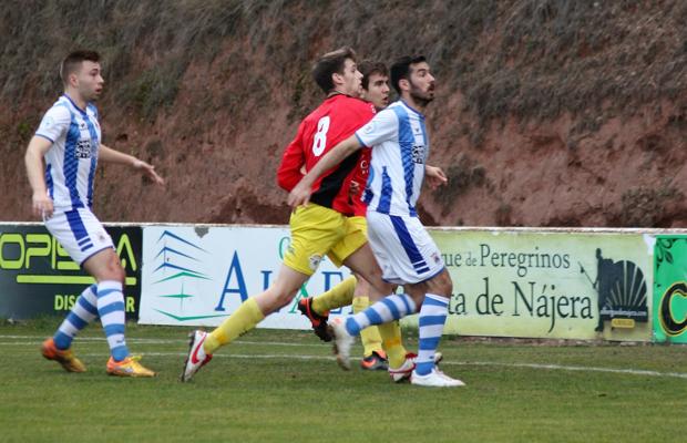 Javi Martínez busca rematar un córner, presionado por Javier. 